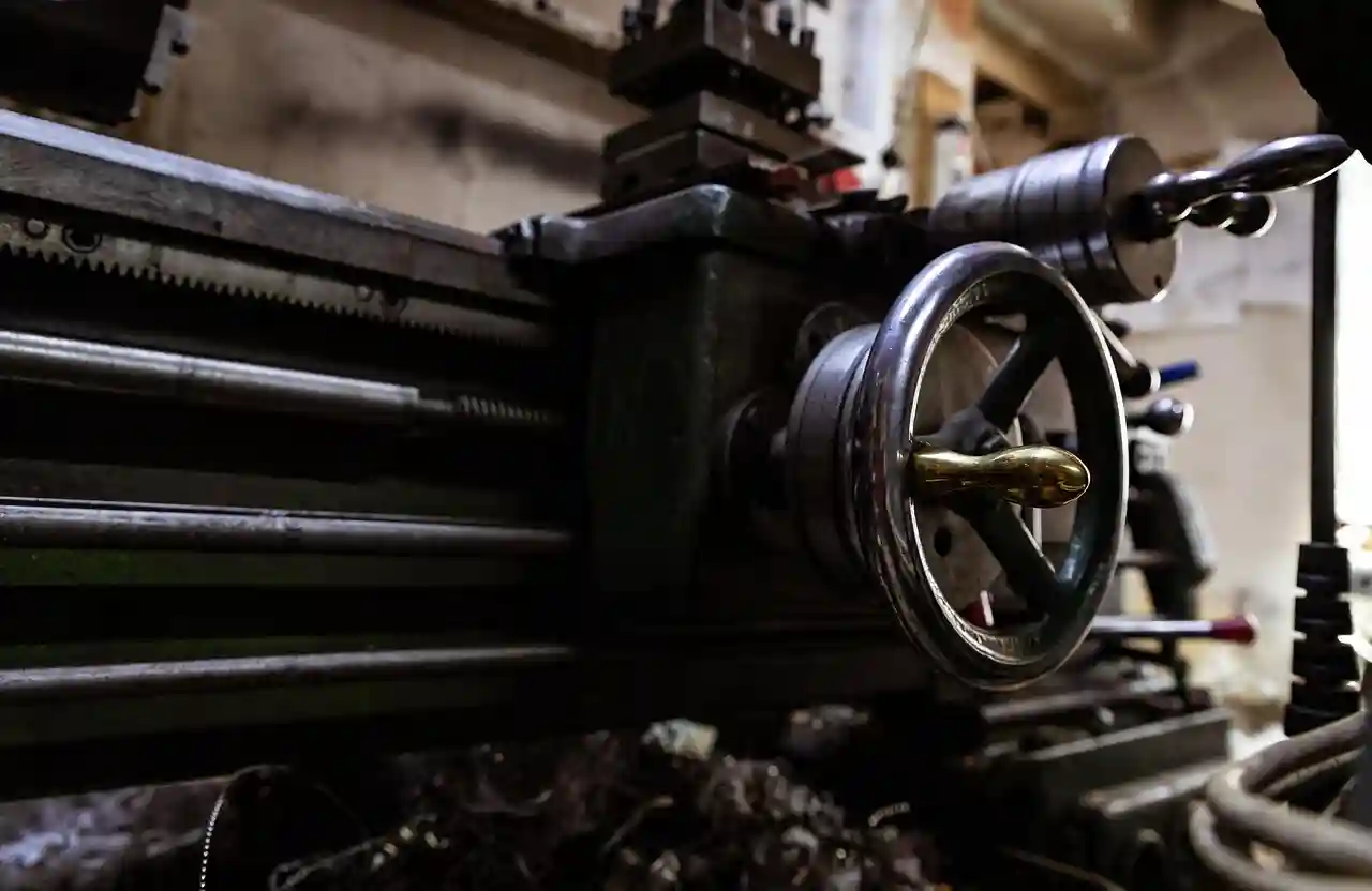 taller maquinaria /images/lathe-6260379_1280.webp